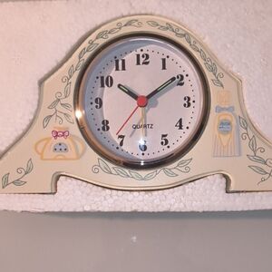 Vintage Elegant Avon Cream Mantle  Clock with Leaf   Design